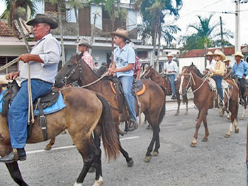Trois générations de vaqueros (cowboys) © radioguaimaro •]• Une casa campesina où habitent les vaqueros se promenant à dos de caballos © radioguaimaro 