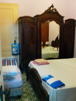 Chambre du fond face à sàd (2e lit sur demande) • Back bedroom facing dining (2nd bed on request only)